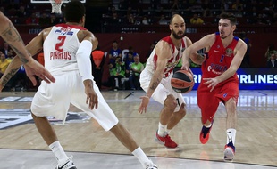 De Colo (en rouge) à la lutte avec Spanoulis.