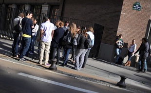 Lycéens devant un établissement, illustration