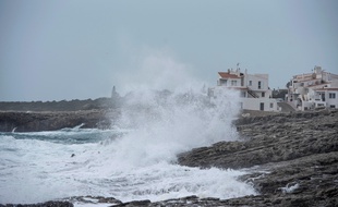 Des vagues sur l'île de Minorque dans les Baléares, illustration.