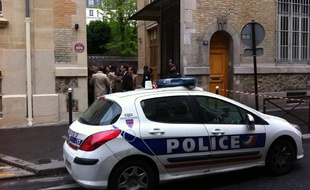 L'école de la rue Cler, dans le 7e arrondissement de Paris, devant laquelle s'est suicidé un homme le 16 mai 2013.
