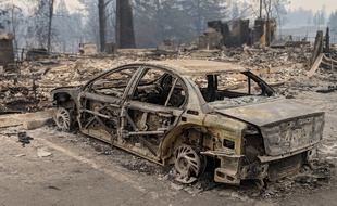 Une voiture calcinée à Paradise, en Californie.