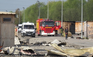 Le camp de Grande-Synthe (Nord) après l'incendie de la nuit du 10 au 11 avril 2017