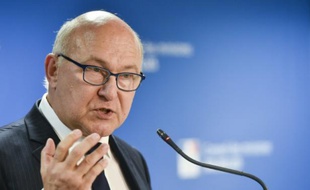 Le ministre français des Finances Michel Sapin lors d'une conférence de presse le 27 juin 2015 à Bruxelles