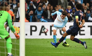 Florian Thauvin au duel face à Marquinhos.
