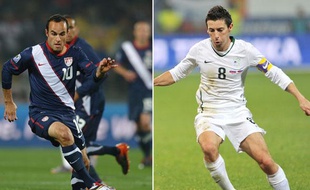 L'Américain Landon Donovan (à gauche en bleu), le Slovène Robert Koren (en droite en bleu).