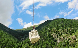 L'hélicoptère et un packet de 850 kg.