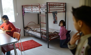 Des enfants d'une famille irakienne réfugiée dans leur logement à Bessancourt (Val-d'Oise), le 2 janvier 2016.