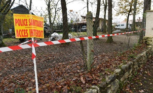 Un panneau "Police sanitaire, accès interdit", placé à l'entrée d'un site où un cas de grippe aviaire a été détecté, le 25 novembre 2015, en Dordogne.
