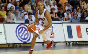 Tony Parker sous le maillot des Bleus lors de la préparation à l'Euro, contre la Serbie, le 7 août 2015.