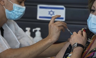 Une femme israélienne reçoit le vaccin dans un centre de vaccination à Tel Aviv, en Israël le 6 janvier 2021.