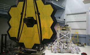 Des ingénieurs et des techniciens assemblent le télescope spatial James Webb le 2 novembre 2016 au Goddard Space Flight Center de la NASA à Greenbelt, Maryland (Etats-Unis).