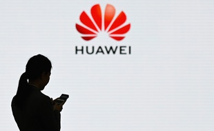 Une employée du géant chinois Huawei à Shenzhen, le 6 mars 2019.