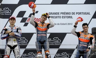 L'Australien Casey Stoner, champion du monde en titre de MotoGP, a fait coup double dimanche, en remportant pour la première fois le Grand Prix du Portugal à Estoril, devant les Espagnols Jorge Lorenzo et Dani Pedrosa, et en prenant la tête du classement général.