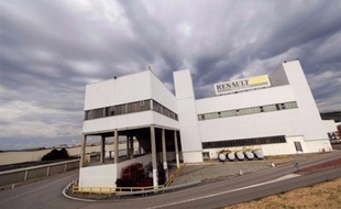 Renault va relocaliser dans l'usine de Flins (Yvelines) la production d'un véhicule jusqu'à présent fabriqué à l'étranger, soit l'équivalent d'environ 400 emplois, a annoncé vendredi le secrétaire d'Etat à l'Industrie Luc Chatel sur Europe 1.