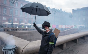 Des fumigènes sur la place du Capitole lors d'une manifestation des