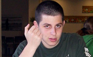 Photo non datée du soldat israélien Gilad Shalit, diffusée par sa famille le 3 juillet 2006.