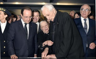 Le peintre français Pierre Soulages (d), tout de noir vêtu, lors de l'inauguration de son musée à Rodez le 30 mai 2014 avec le président François Hollande (g)