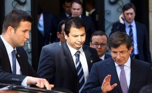 L'avion de combat turc abattu vendredi par la Syrie se trouvait dans l'espace aérien international, et non dans l'espace syrien, au moment où il a été frappé par la défense syrienne, a déclaré dimanche le ministre turc des Affaires étrangères.