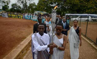 La torche du souvenir qui a fait le tour du Rwanda, durant une procession dans l'arrondissement de Kicukiru le 5 avril 2014. Elle retournera le 7 avril au memorial de Kigali pour marquer les 20 ans du génocide