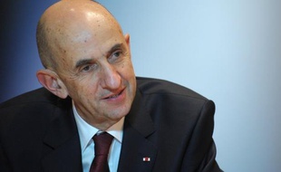 Le Commissaire général à l'investissement Louis Gallois s'est dit samedi favorable à une réduction massive des cotisations payées par les entreprises françaises exposées à la concurrence internationale, afin d'améliorer leur compétitivité.