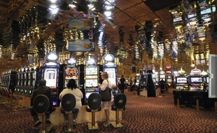 Après trois années dans le rouge, les casinos français sont timidement repassés au vert en 2011 avec une croissance de 1% de leur chiffre d'affaires mais cette évolution cache un bilan contrasté marqué par la baisse d'activité de plus de la moitié des 195 casinos