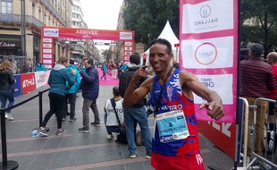 L'Ethiopien Tura Kumbi Bechere, vainqueur de la douzième édition du Marathon international de Toulouse Métropole, le 21 octobre 2018.