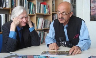 2e prix : Gilles Varela. Strasbourg.Un SDF, rue des Grandes-Arcades.3e prix : Mikaël Libert. Liévin. Première du Cadre Noir de Saumur.1er prix : Alexandre Gelebart. Saint-Germain-en-Laye, le 7 décembre 2010.Parc du château. De fortes chutes de neige sont tombées en Ile-de-France. Ci-contre,Göksin Sipahioglu, fondateur de l'agence Sipa (à g.), et le célèbre photojournaliste Reza,lors de la délibérationle 24 mai 2011.