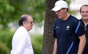 Noël le Graët, le président de la FFF, en discussion avec Laurent Blanc, le 14 juin 2012, à Kircha.