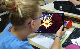 Une élève lors du cours en réalité augmentée, Laval, 28 juin 2017.