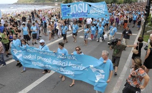 Plus de 200 détenus de l'ETA suivent une grève de la faim dans les prisons espagnoles, rappelant, par ce geste de solidarité avec un des leurs, malade, que la question des prisonniers du groupe armé est désormais au coeur du bras de fer avec le gouvernement.