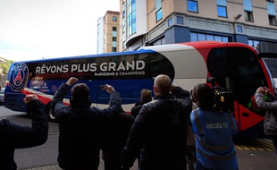 Le bus du PSG arrive au stade de Chelsea le 8 avril 2014.