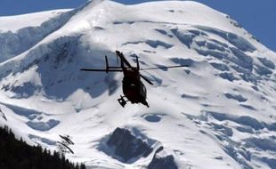 Un survol de la zone visant à rechercher des indices sur les huit disparus, que les enquêteurs tentent d'identifier, devait avoir lieu lundi au lendemain de l'avalanche meurtrière sur le Mont-Blanc du Tacul (Haute-Savoie), un drame qui rappelle les "dangers objectifs" de la montagne.