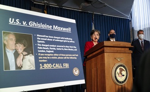 La procureure par intérim de Manhattan, Audrey Strauss, a annoncé l'arrestation de l'ex-compagne de Jeffrey Epstein, Ghislaine Maxwell et son inculpation pour trafic de mineures, le 2 juillet 2020.