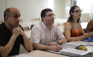 Au Lycee Municipal d adultes des eleves ages de 20 ans a 70 ans suivent des cours de la seconde a la terminale dans le but d obtenir le baccalauréat.