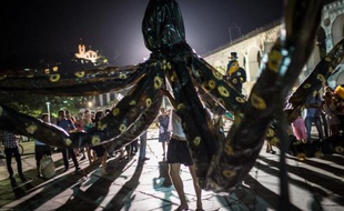 Entre slogans anti-Mondial et anti-police militaire, une manifestation festive s'est invitée dans le Carnaval de rue de Rio de Janeiro, reprenant les codes et les slogans politiques nés lors du soulèvement social de juin dernier au Brésil.