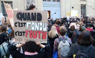 Plusieurs lycéens ont manifesté vendredi 15 février à Paris près du ministère de l'Ecologie contre le dérèglement climatique.