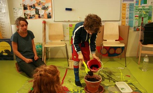 Les élèves de l'école Living School, dans le 19e arrondissement de Paris, ont planté les graines envoyées par les Nations unies à l'occasion de la Journée mondiale de l'environnement, le 10 juin 2011.
