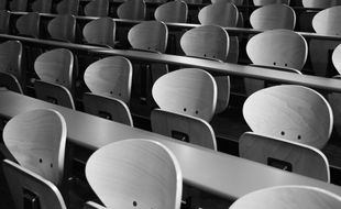 Un amphithéâtre dans une université (illustration).