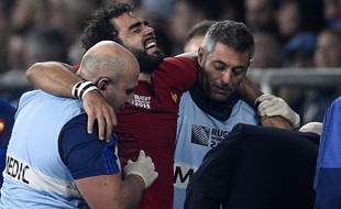 L'ailier de l'équipe de France Yoann Huget après sa blessure contre l'Italie, le 19 septembre 2015, à Londres.
