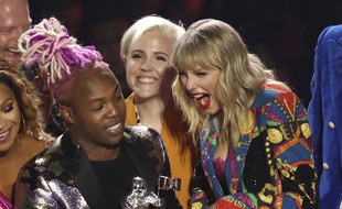 La chanteuse Taylor Swift a emmené sur scène son coproducteur, Todrick Hall, pour recevoir le prix de la vidéo de musique de l'année pour le morceau «You Need To Calm Down».