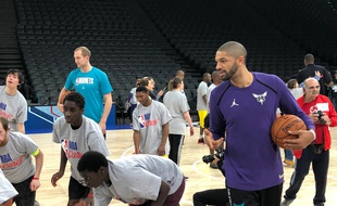 Nicolas Batum a donné des conseils à des jeunes personnes en situation de handicap, ce jeudi à l'AccorHoetls Arena de Paris. Le basketteur a fait ça avec plaisir.
