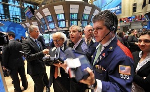 La Bourse de New York évoluait sans direction vendredi, tiraillée entre l'enthousiasme suscité par les performances record réalisées au cours du premier trimestre qui s'achève et des statistiques en demi-teinte: le Dow Jones gagnait 0,10% et le Nasdaq cédait 0,45%.