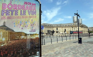 Le 24 juin 2014 à Bordeaux, une affiche de la 9e édition du festival international "Bordeaux fête le vin"