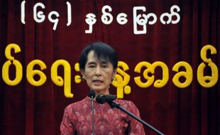 L'opposante birmane Aung San Suu Kyi pourrait jouer un rôle au sein du gouvernement dit "civil" si elle remporte son siège à l'issue des élections législatives partielles du 1er avril, a déclaré dimanche un conseiller de la présidence birmane.