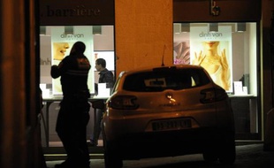 Des policiers dans une bijouterie du centre de Montpellier où deux femmes ont été retenues en otage par un homme armé le 9 janvier 2015