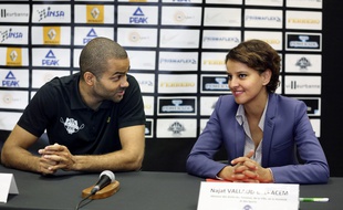 Tony Parker et Najat Vallaud-Belkacem lors d'un camp de basket, initié par Tony Parker sur Villeurbanne en juillet 2014.