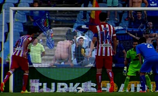 L'attaquant de l'Atletico Madrid Diego Costa tire un penalty à Getafe, le 13 avril 2014.