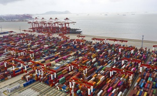 Le port de Shanghai rempli de conteneurs. (illustration)
