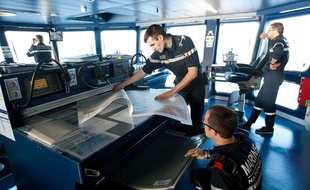 Large de la Corse le 6 mars 2012 - Sur la passerelle de navigation du Dixmude, les officiers élèves sont suivis par leurs aînés.
