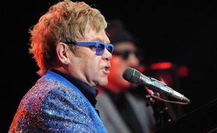 Elton John en mars 2013. à Montevideo (Uruguay)